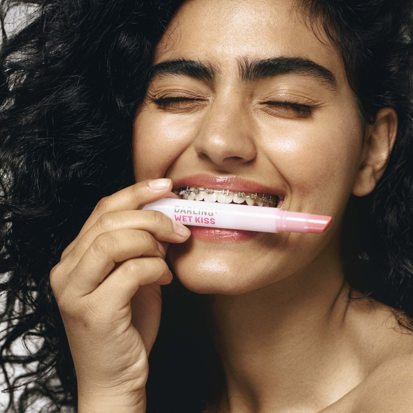 Le stylo Wet Kiss rose, présenté par le modèle de la campagne